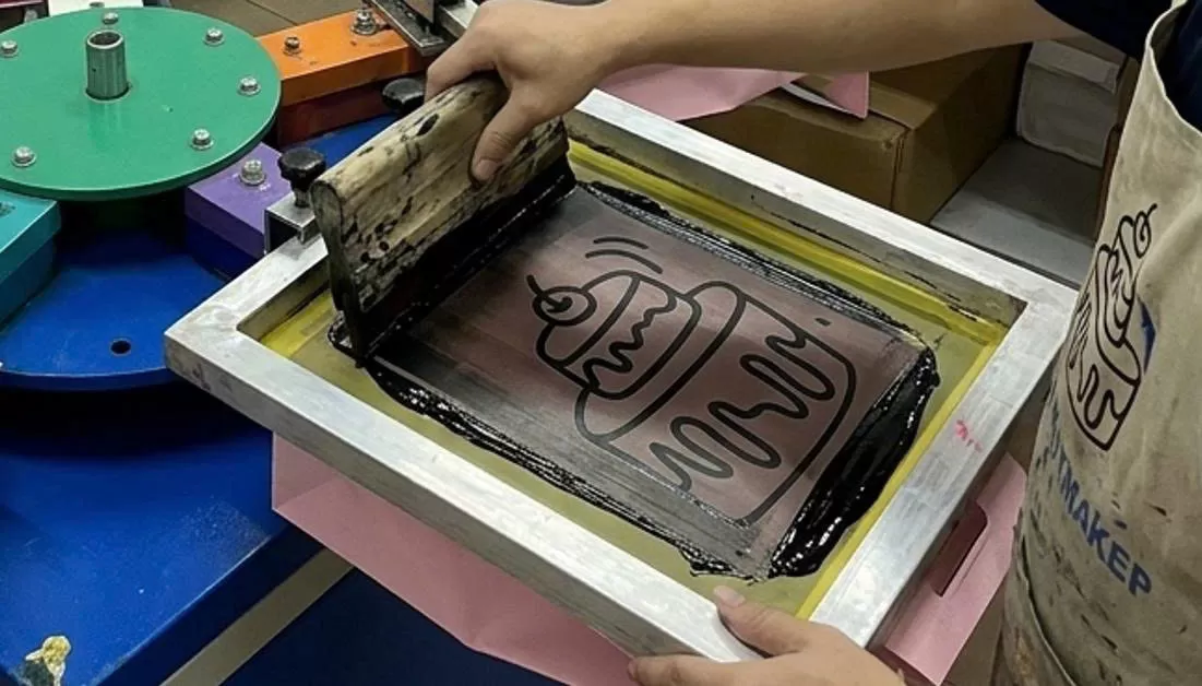 In lụa tr&ecirc;n t&uacute;i vải giữ nhiệt