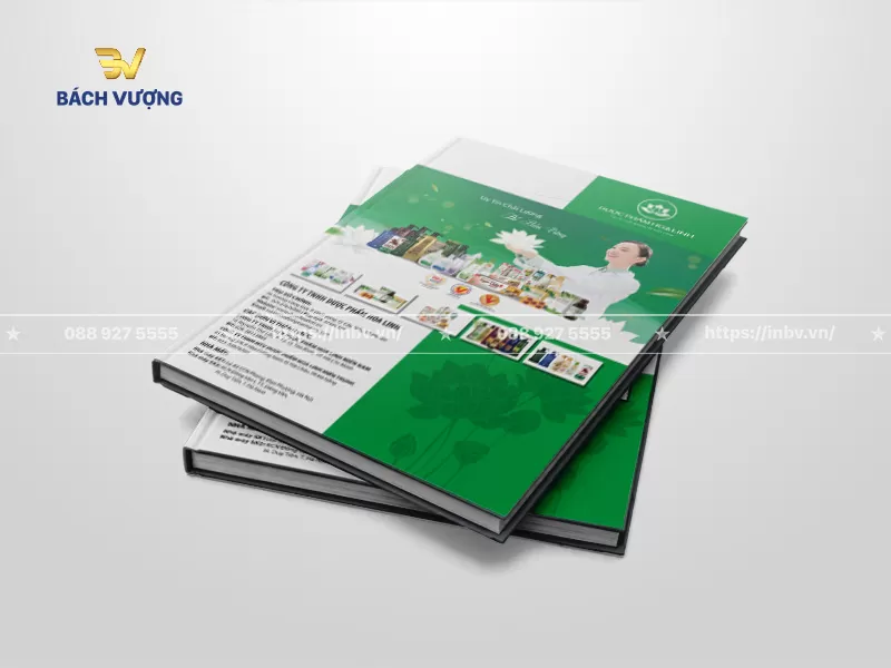 Thiết kế trang b&igrave;a mẫu catalogue dịch vụ chăm s&oacute;c sức khỏe & dược phẩm l&agrave;m nổi bật slogan v&agrave; sử dụng h&igrave;nh ảnh người dược sĩ kết hợp họa tiết hoa sen l&agrave;m chủ đạo, c&oacute; th&ocirc;ng tin doanh nghiệp cụ thể