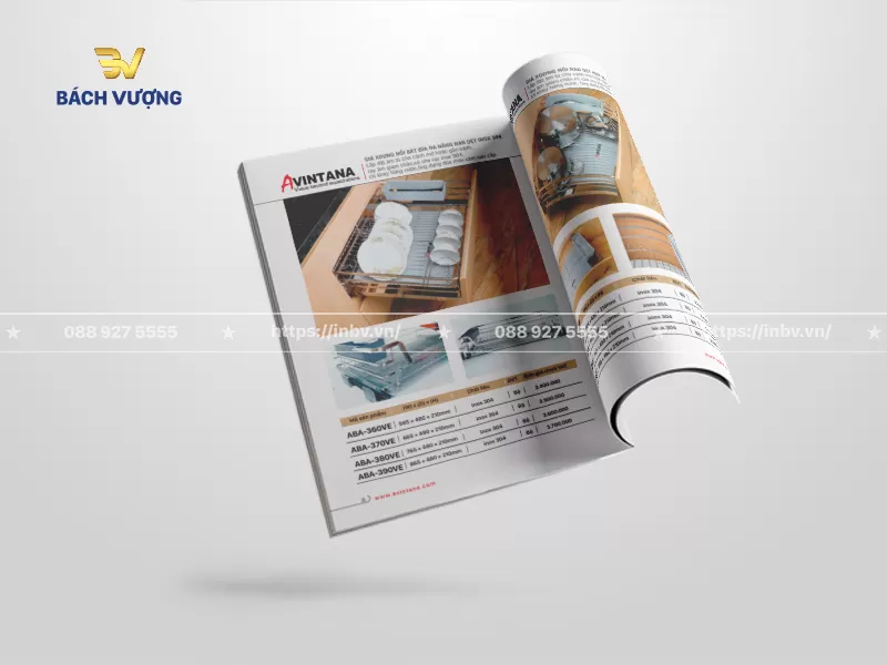 Phối cảnh lật trang mẫu catalogue đồ gia dụng tr&igrave;nh b&agrave;y bảng th&ocirc;ng số chi tiết sản phẩm, k&iacute;ch thước, chất liệu c&ugrave;ng gi&aacute; b&aacute;n r&otilde; r&agrave;ng