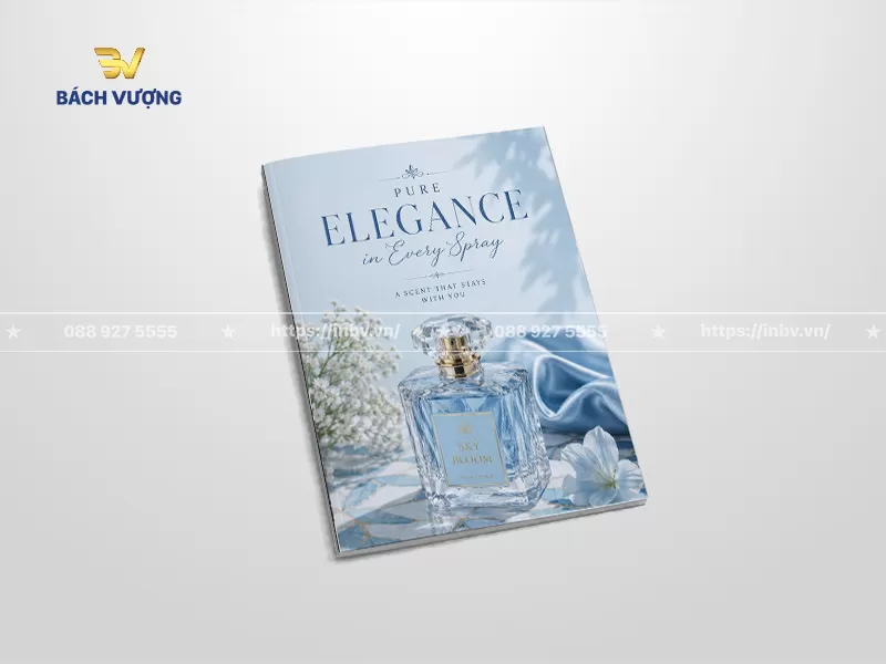mẫu catalogue mỹ phẩm d&ograve;ng nước hoa cao cấp tone xanh pastel dịu nhẹ kết hợp h&igrave;nh ảnh chai nước hoa thủy tinh tinh xảo v&agrave; hoa trắng thanh lịch