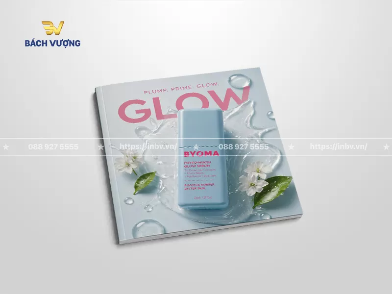 mẫu catalogue mỹ phẩm m&agrave;u hồng nổi bật, thiết kế kết hợp h&igrave;nh ảnh chai tinh chất m&agrave;u xanh dương đặt tr&ecirc;n nền gel nước trong suốt