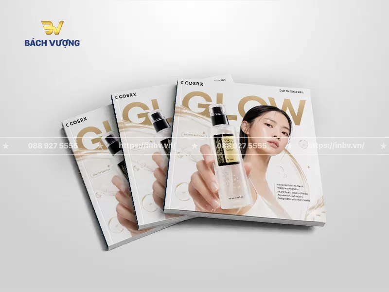 mẫu catalogue mỹ phẩm nổi bật với h&igrave;nh ảnh chai tinh chất v&agrave; người mẫu đại diện tr&ecirc;n nền trắng sang trọng