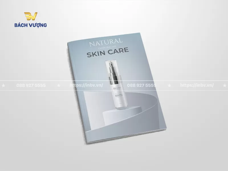 mẫu catalogue mỹ phẩm phong c&aacute;ch tối giản, thanh lịch c&ugrave;ng h&igrave;nh ảnh chai serum tinh chất đặt tr&ecirc;n bục trưng b&agrave;y nghệ thuật