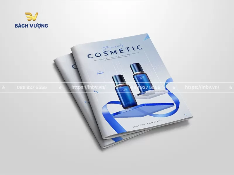 mẫu catalogue mỹ phẩm với t&ocirc;ng m&agrave;u xanh dương sang trọng, nổi bật bằng h&igrave;nh ảnh cặp chai lọ tinh chất cao cấp v&agrave; dải ruy băng xanh mềm mại