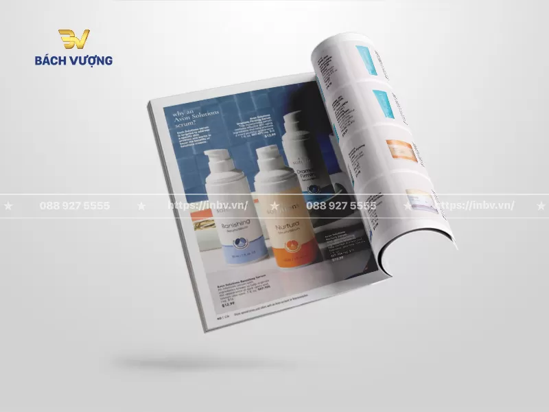 Phối cảnh lật trang của mẫu catalogue mỹ phẩm giới thiệu c&aacute;c d&ograve;ng sản phẩm, hiển thị chi tiết h&igrave;nh ảnh chai lọ thực tế c&ugrave;ng th&ocirc;ng tin c&ocirc;ng dụng v&agrave; gi&aacute; b&aacute;n của từng loại sản phẩm