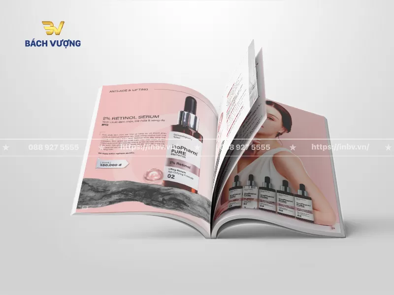 Phối cảnh lật trang của mẫu catalogue mỹ phẩm giới thiệu d&ograve;ng sản phẩm hiển thị chi tiết th&ocirc;ng tin, gi&aacute; b&aacute;n v&agrave; h&igrave;nh ảnh sản phẩm trực quan