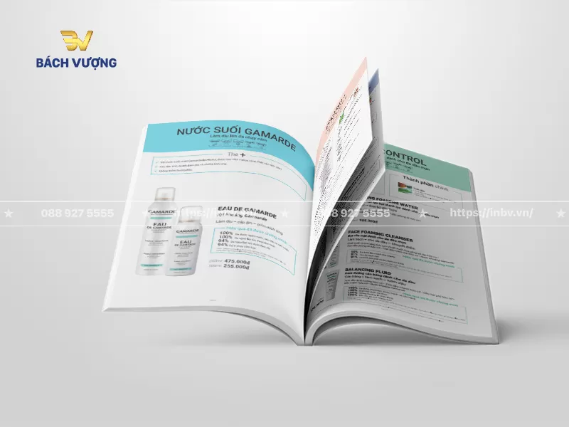 Phối cảnh mở trang cuốn mẫu catalogue mỹ phẩm giới thiệu sản phẩm hiển thị đầy đủ th&ocirc;ng tin c&ugrave;ng gi&aacute; b&aacute;n cụ thể
