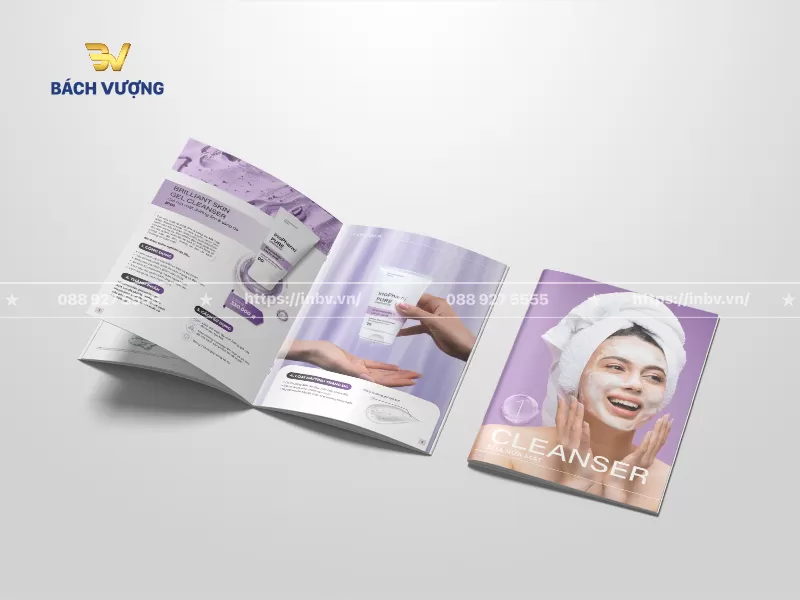 Thiết kế trang trong v&agrave; b&igrave;a mẫu catalogue mỹ phẩm tone t&iacute;m hiển thị chi tiết th&ocirc;ng tin c&ocirc;ng dụng, th&agrave;nh phần b&ecirc;n trang tr&aacute;i v&agrave; h&igrave;nh ảnh người mẫu đắp bọt mặt nạ sinh động b&ecirc;n mặt b&igrave;a
