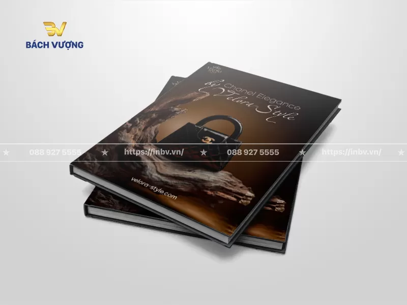 mẫu catalogue t&uacute;i x&aacute;ch b&igrave;a cứng thiết kế b&igrave;a m&agrave;u n&acirc;u đen nghệ thuật
