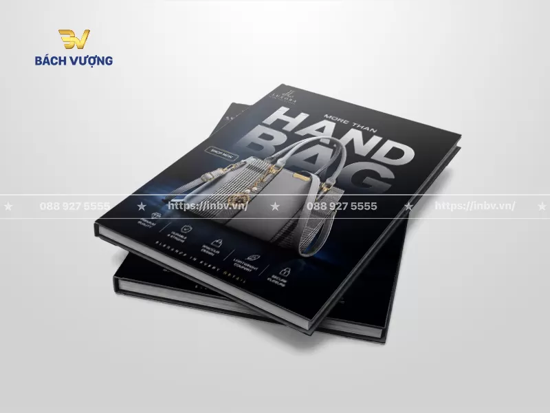 mẫu catalogue t&uacute;i x&aacute;ch d&aacute;ng đứng b&igrave;a cứng cao cấp, thiết kế b&igrave;a m&agrave;u đen huyền b&iacute;