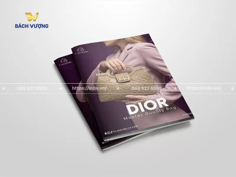mẫu catalogue t&uacute;i x&aacute;ch d&aacute;ng đứng sang trọng, thiết kế b&igrave;a m&agrave;u t&iacute;m đậm qu&yacute; ph&aacute;i