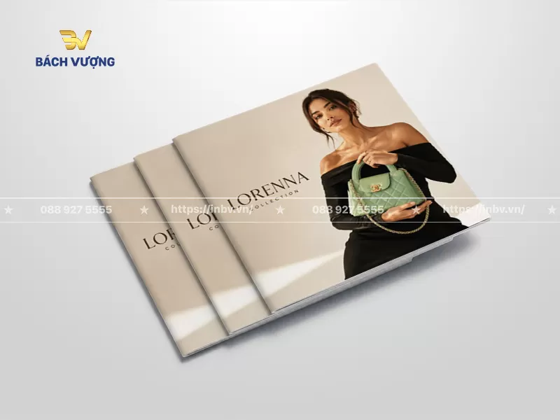mẫu catalogue t&uacute;i x&aacute;ch d&aacute;ng ngang cao cấp, thiết kế b&igrave;a m&agrave;u kem trang nh&atilde; in h&igrave;nh người mẫu