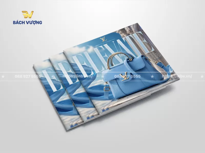mẫu catalogue t&uacute;i x&aacute;ch d&aacute;ng ngang với thiết kế b&igrave;a xanh dương tươi m&aacute;t của m&acirc;y trời v&agrave; lụa