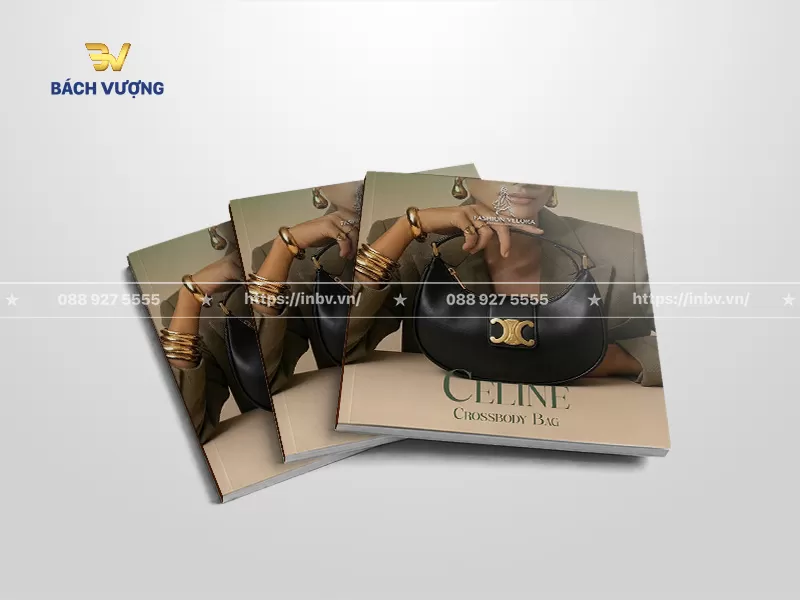 mẫu catalogue t&uacute;i x&aacute;ch d&aacute;ng vu&ocirc;ng ngang, thiết kế b&igrave;a m&agrave;u r&ecirc;u phối be thời thượng