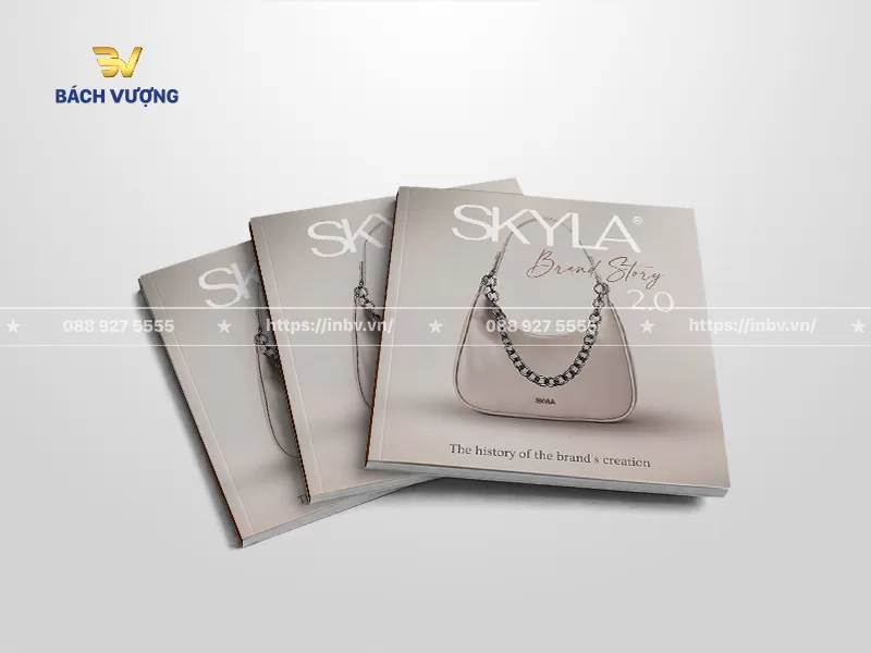 mẫu catalogue t&uacute;i x&aacute;ch d&aacute;ng vu&ocirc;ng phong c&aacute;ch thanh lịch tinh tế, thiết kế b&igrave;a m&agrave;u x&aacute;m nhạt