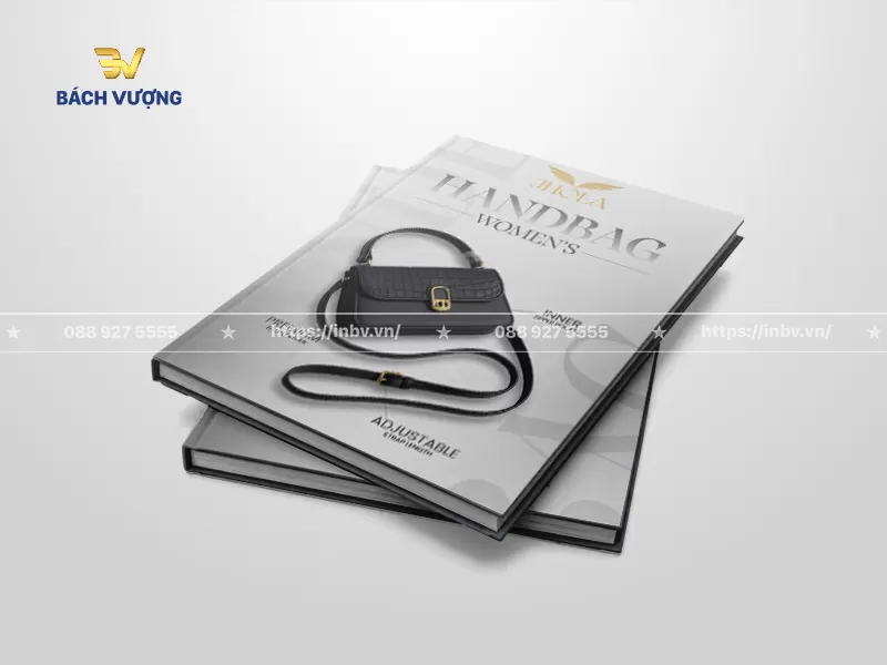 mẫu catalogue t&uacute;i x&aacute;ch nữ quai đeo d&agrave;i b&igrave;a cứng