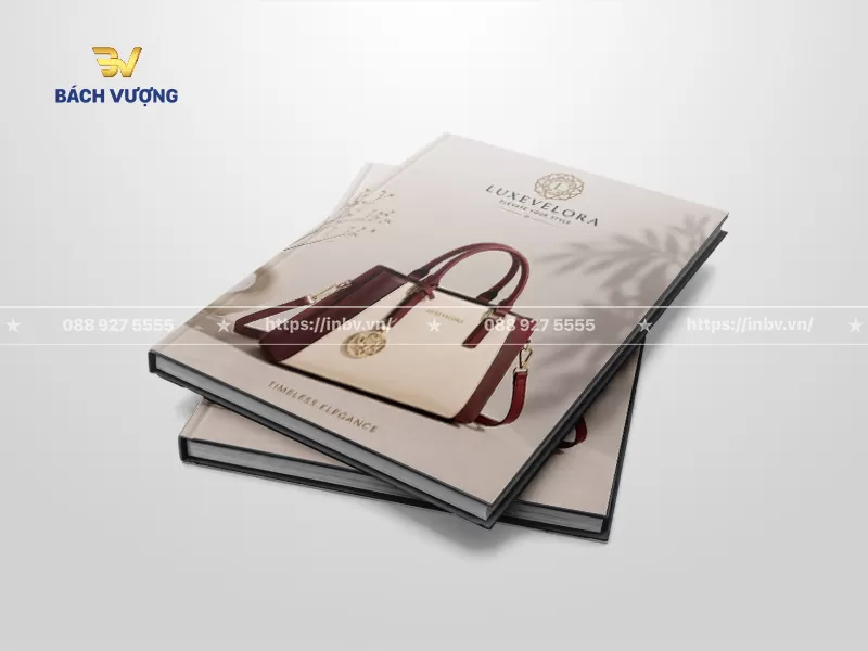 mẫu catalogue t&uacute;i x&aacute;ch thiết kế b&igrave;a m&agrave;u kem nh&atilde; nhặn phối b&oacute;ng mờ của c&agrave;nh l&aacute;