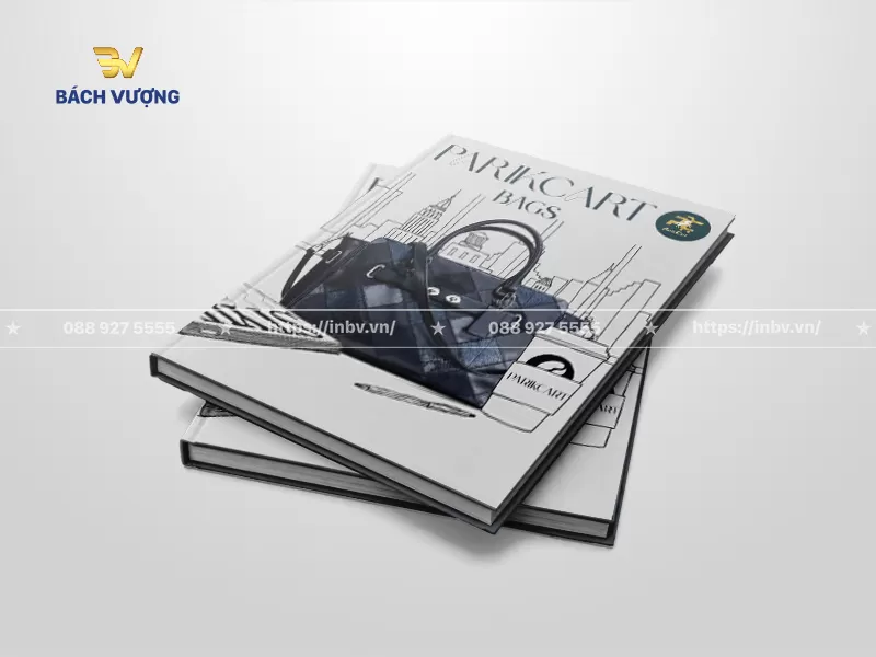 mẫu catalogue t&uacute;i x&aacute;ch thiết kế b&igrave;a m&agrave;u trắng kết hợp tranh ph&aacute;c họa kiến tr&uacute;c th&agrave;nh phố
