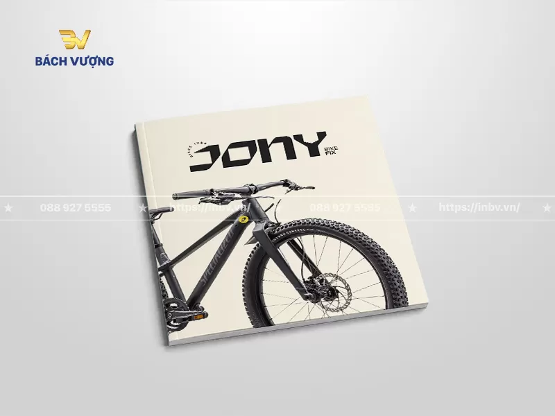 mẫu catalogue xe đạp chụp cận cảnh g&oacute;c nghi&ecirc;ng từ ph&iacute;a trước của chiếc xe 
