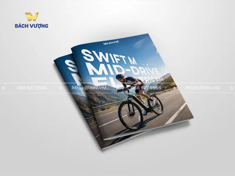 mẫu catalogue xe đạp điện trợ lực th&ocirc;ng minh với ảnh chụp thực tế g&oacute;c rộng đầy sống động, ghi lại khoảnh khắc tay đua đang tăng tốc tr&ecirc;n cung đường đ&egrave;o