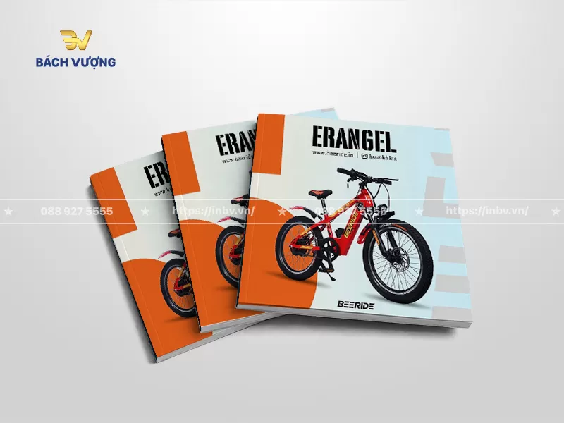 mẫu catalogue xe đạp trẻ em v&agrave; học sinh kết hợp m&agrave;u sắc tương phản giữa khối m&agrave;u cam rực rỡ v&agrave; nền xanh pastel dịu m&aacute;t