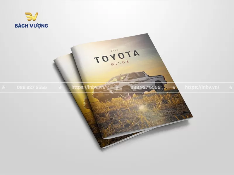 mẫu catalogue xe &ocirc; t&ocirc; b&aacute;n tải bối cảnh đồi cỏ kh&ocirc;