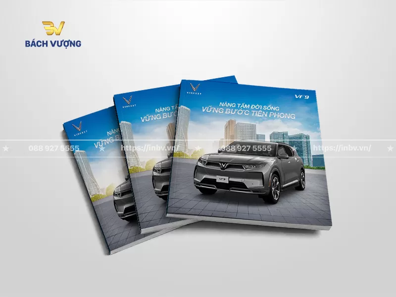 mẫu catalogue xe &ocirc; t&ocirc; điện bối cảnh đ&ocirc; thị th&ocirc;ng minh với c&aacute;c t&ograve;a nh&agrave; cao tầng hiện đại
