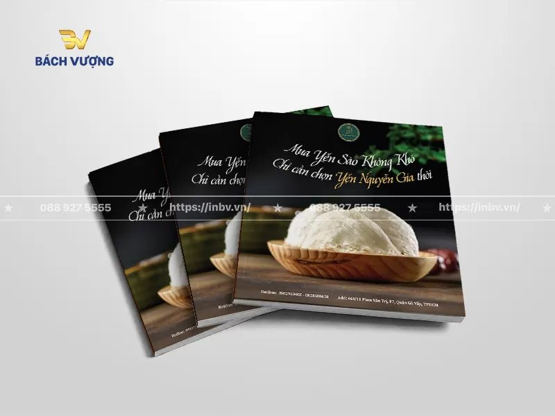 mẫu catalogue yến s&agrave;o khổ vu&ocirc;ng nền đen huyền b&iacute;, nghệ thuật sang trọng với h&igrave;nh ảnh cận cảnh những tai yến s&agrave;o nguy&ecirc;n chất xếp ngay ngắn trong một chiếc b&aacute;t gỗ đặt tr&ecirc;n mặt b&agrave;n gỗ