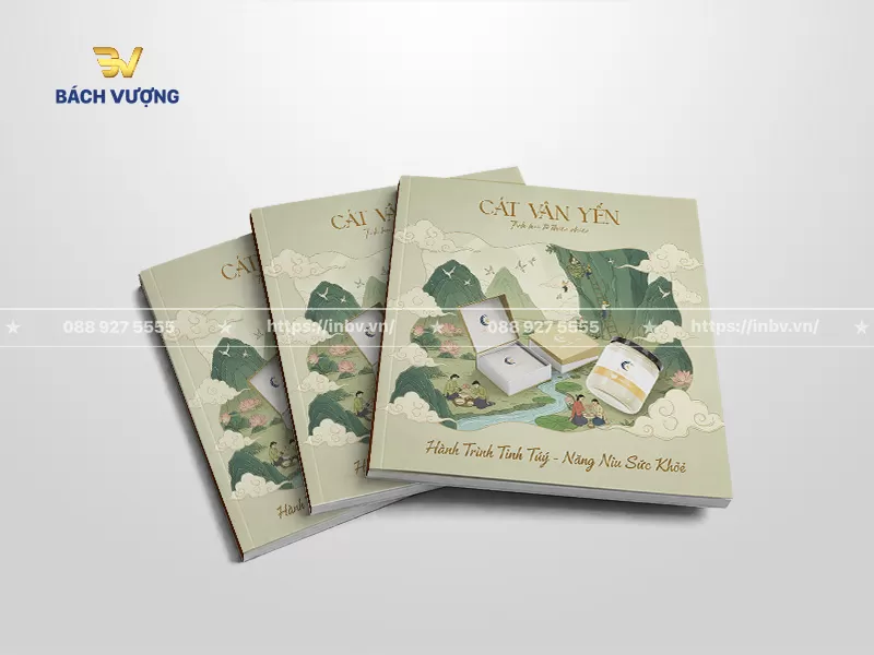 mẫu catalogue yến s&agrave;o khổ vu&ocirc;ng phong c&aacute;ch tranh vẽ sơn thủy t&aacute;i hiện khung cảnh thi&ecirc;n nhi&ecirc;n h&ugrave;ng vĩ với h&igrave;nh ảnh con người đang cần mẫn thu hoạch, chế biến tổ yến