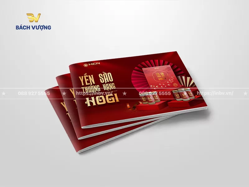 mẫu catalogue yến s&agrave;o tone đỏ nhung ho&agrave;ng gia k&egrave;m h&igrave;nh ảnh bộ qu&agrave; tặng & c&aacute;c hũ yến chưng sẵn đặt tr&ecirc;n bục trưng b&agrave;y đậm bản sắc &Aacute; Đ&ocirc;ng