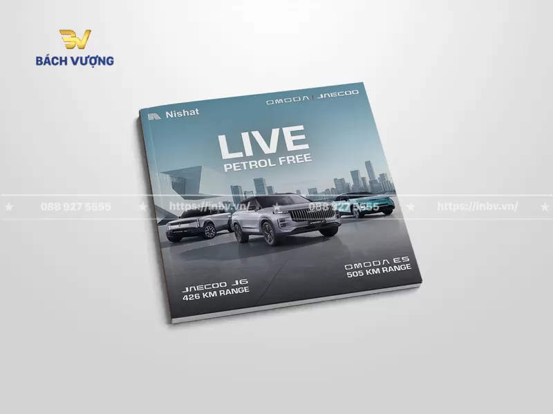 Mẫu catalogue &ocirc; t&ocirc; điện l&agrave;m nổi bật th&ocirc;ng số phạm vi di chuyển của xe