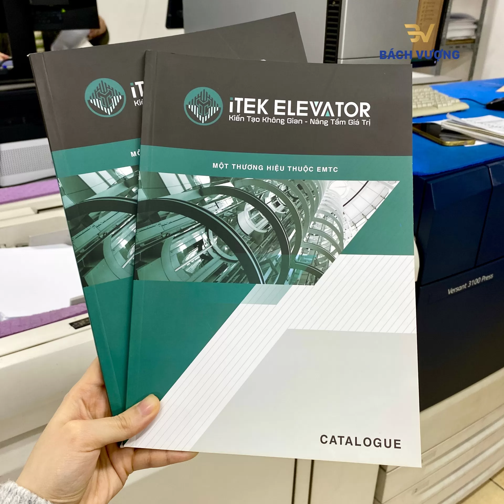 Mẫu in catalogue thương hiệu thang m&aacute;y gia đ&igrave;nh