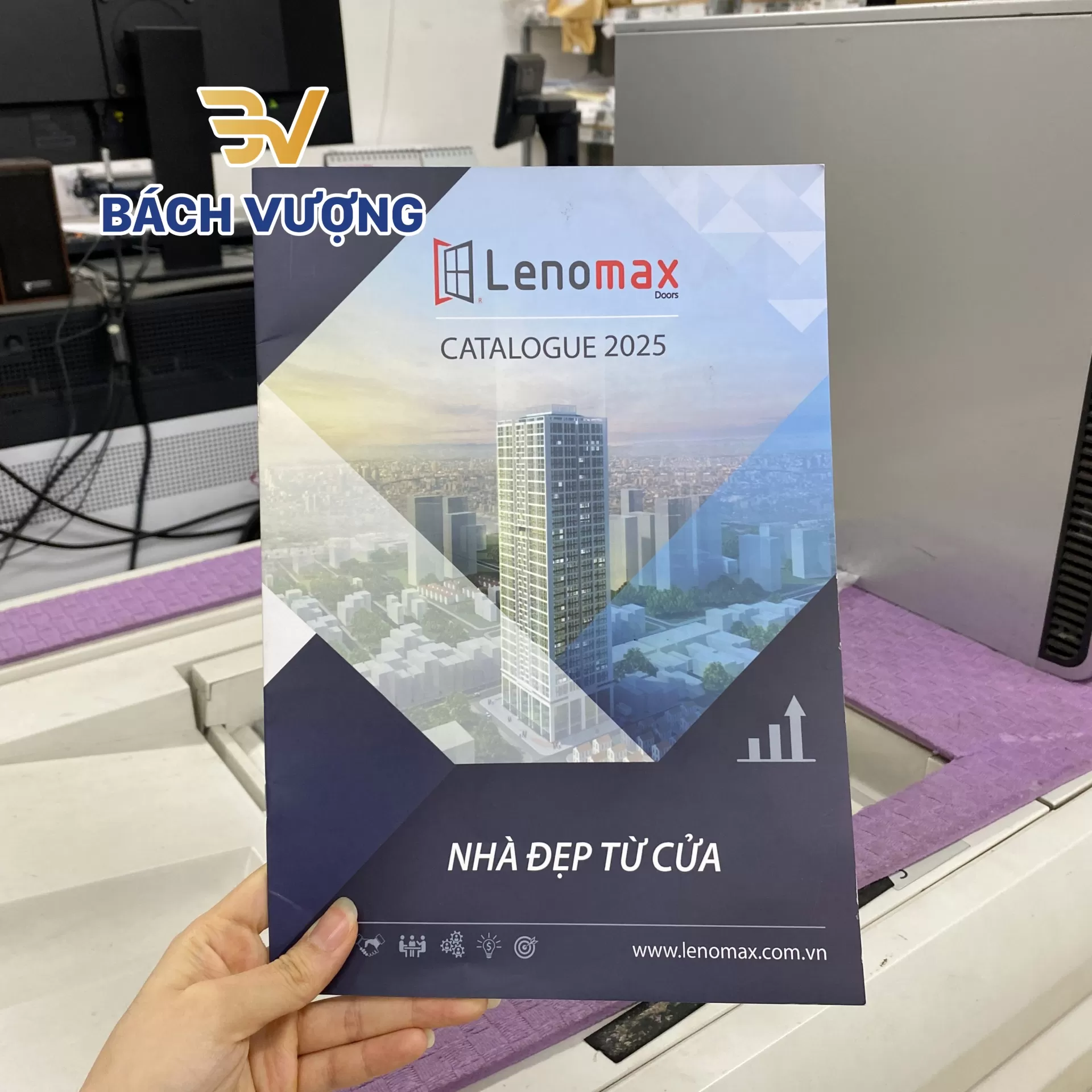 Mẫu in catalogue lĩnh vực nh&agrave; thầu cửa 