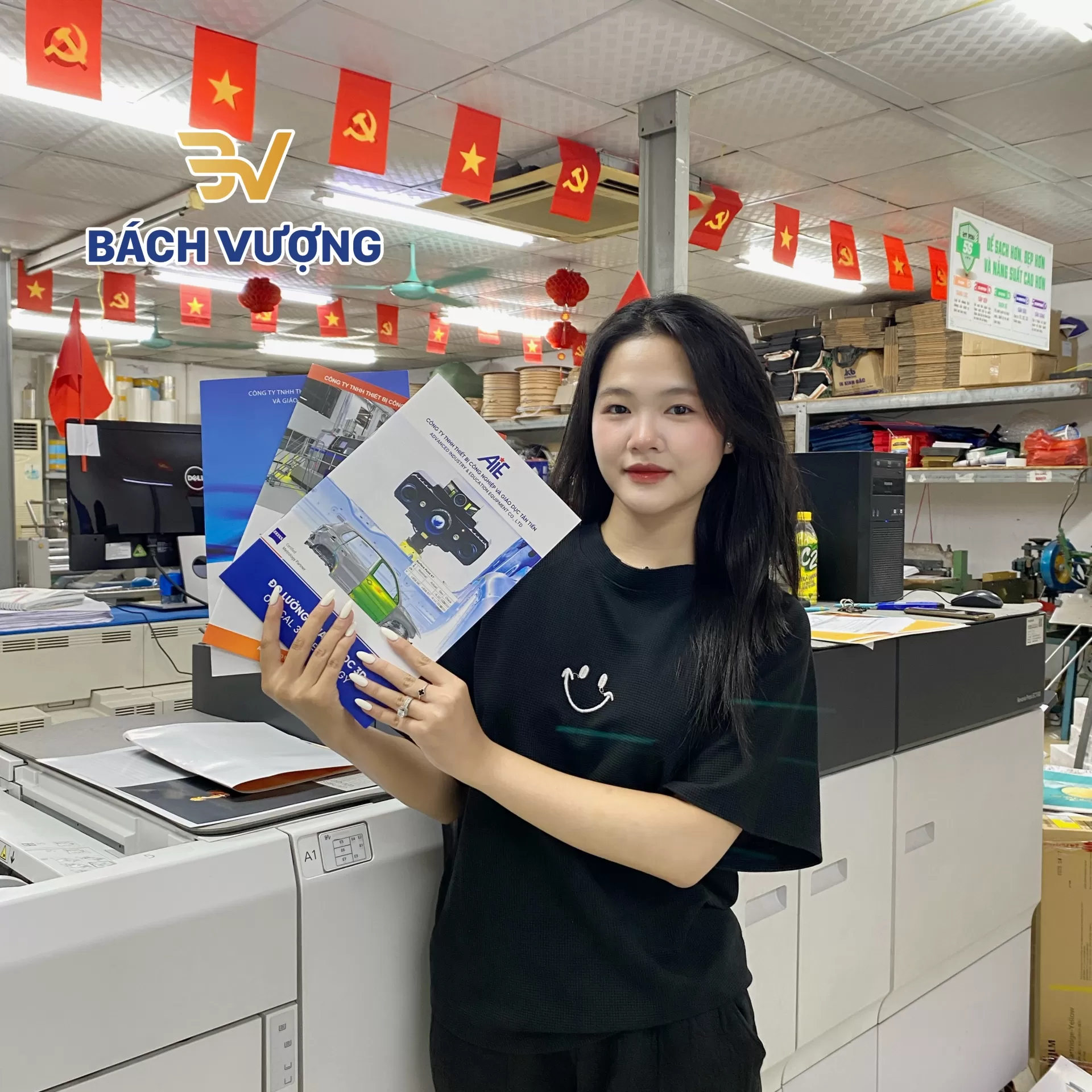Tr&ecirc;n tay c&aacute;c mẫu in catalogue sản phẩm dịch vụ 