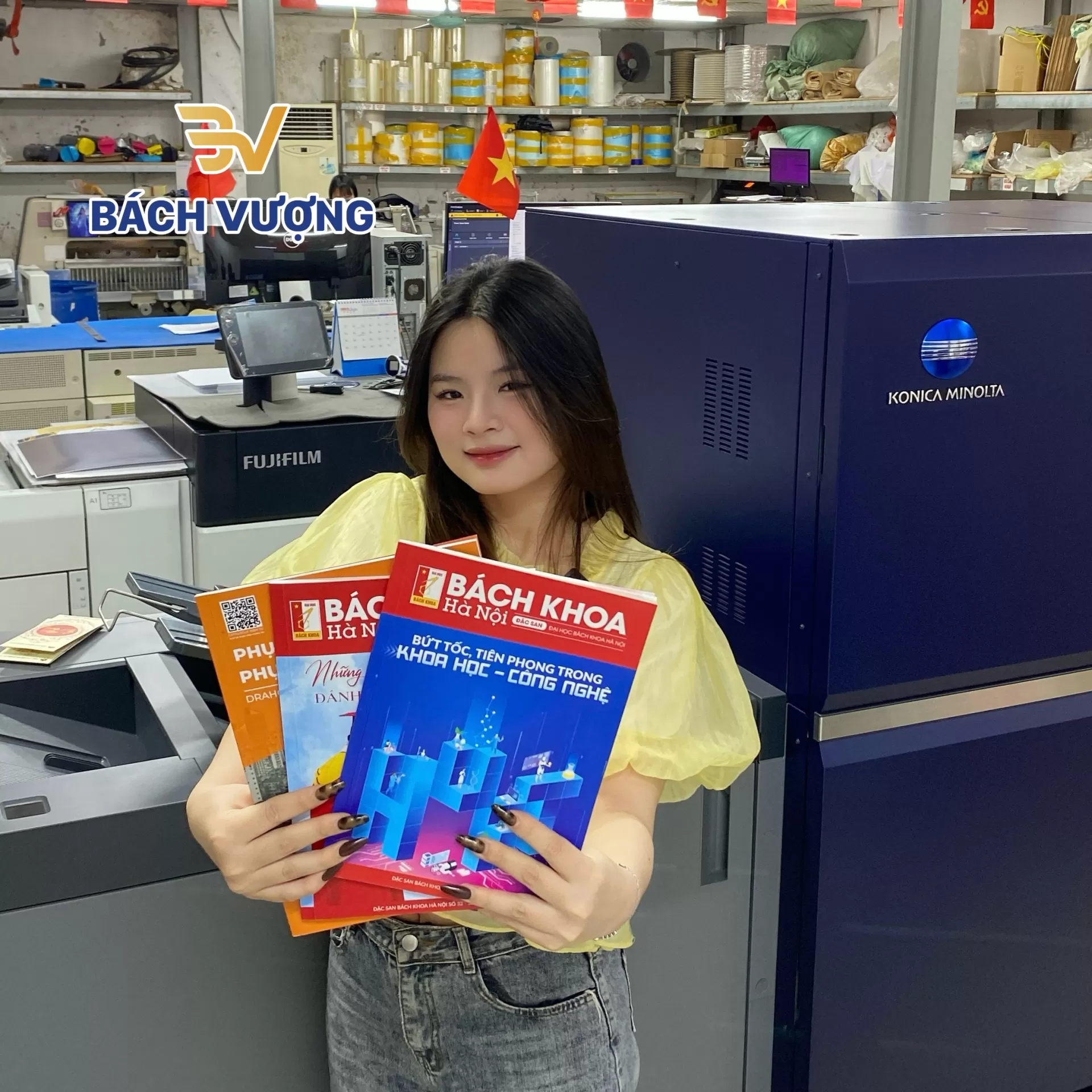 Tr&ecirc;n tay mẫu in catalogue trường đại học 