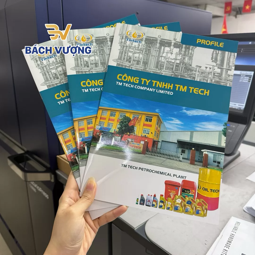 Tr&ecirc;n tay mẫu in catalogue c&ocirc;ng ty sản xuất dầu &ocirc; t&ocirc;