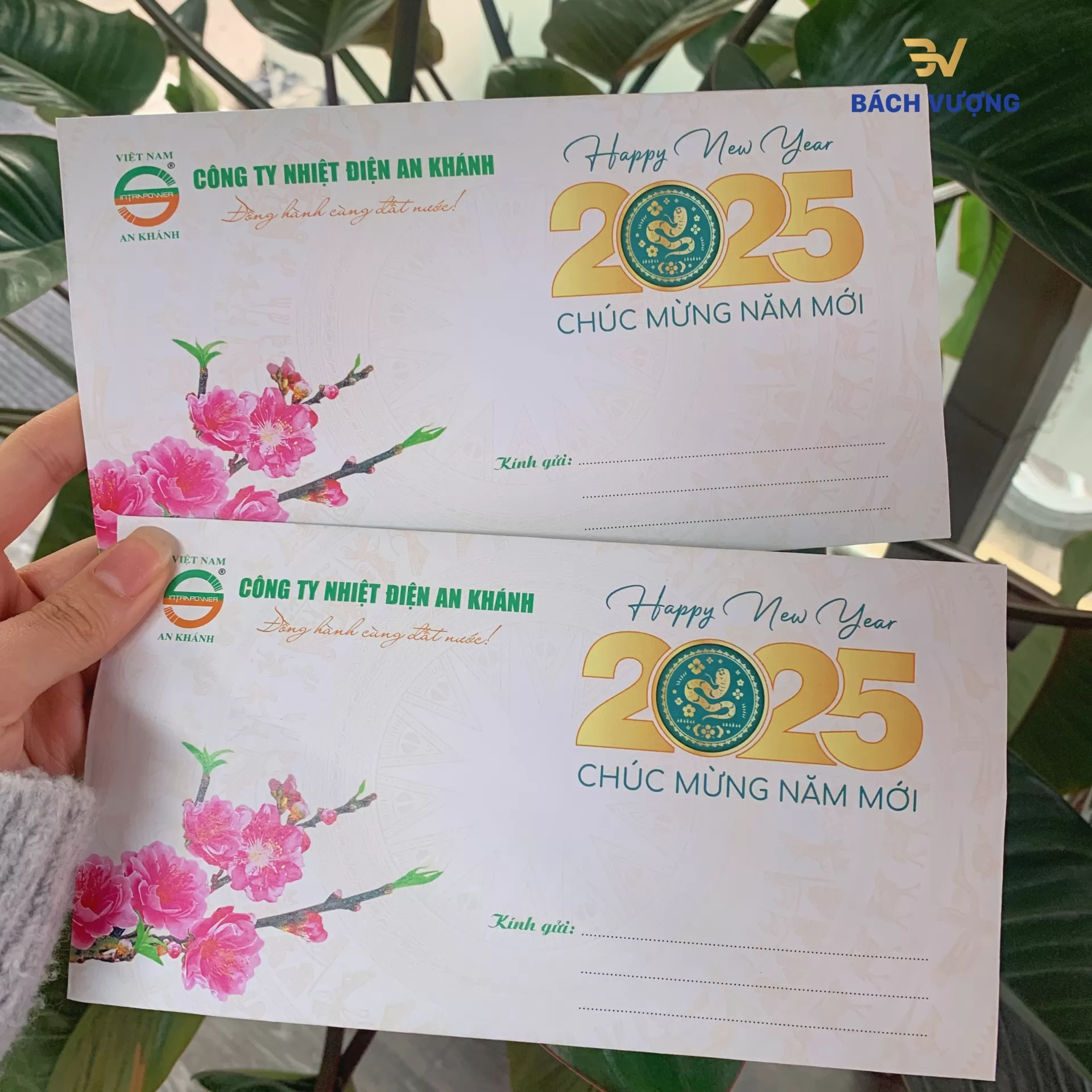 phong b&igrave; in mẫu ch&uacute;c mừng năm mới 2025