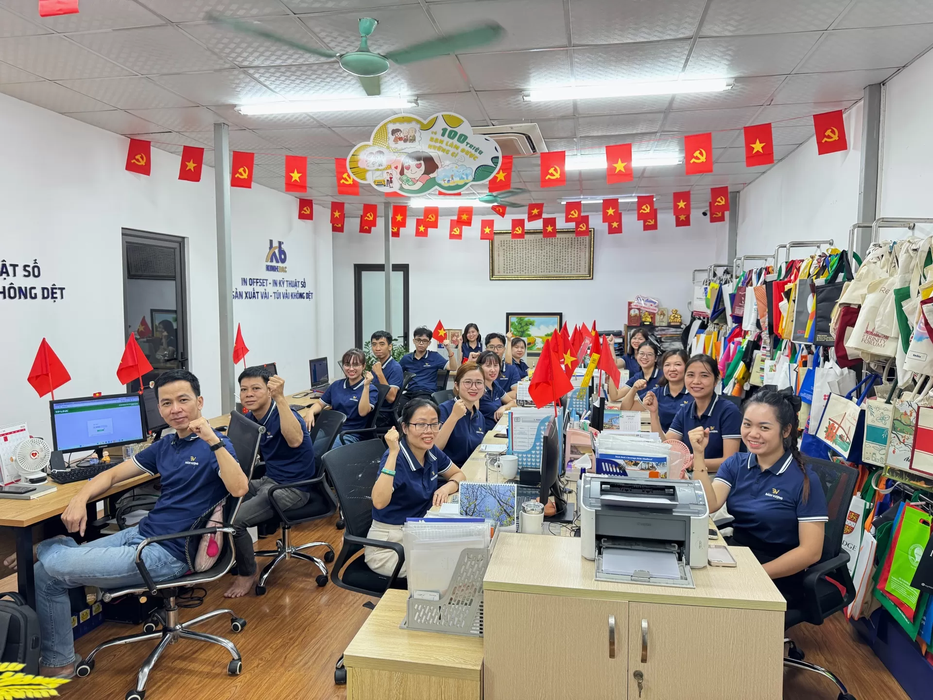 Đội ngũ kinh doanh v&agrave; chăm s&oacute;c kh&aacute;ch h&agrave;ng tại B&aacute;ch Vượng Printing
