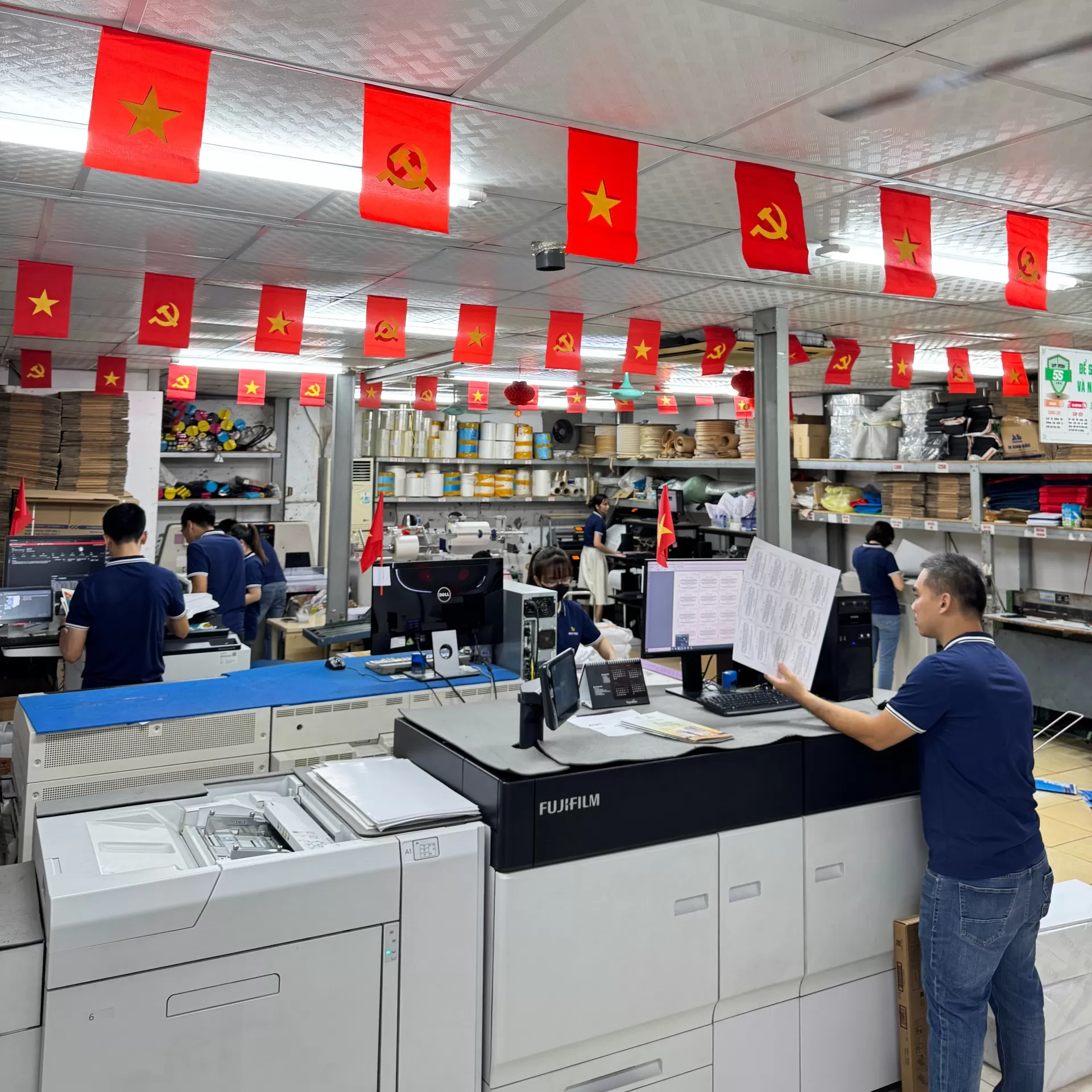 M&aacute;y m&oacute;c in ấn hiện đại tại B&aacute;ch Vượng Printing