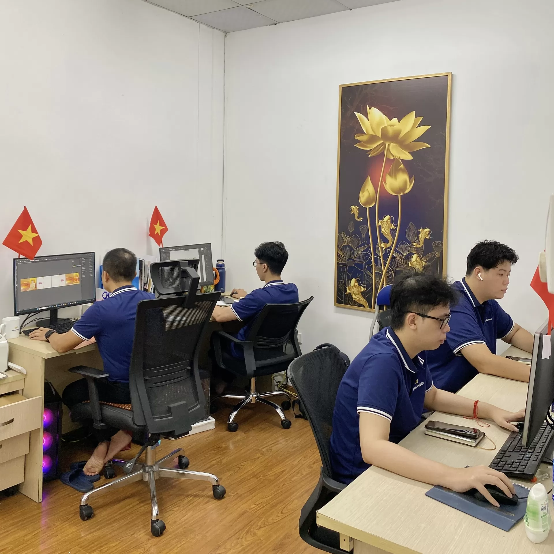 Đội ngũ thiết kế tại B&aacute;ch Vượng Printing 
