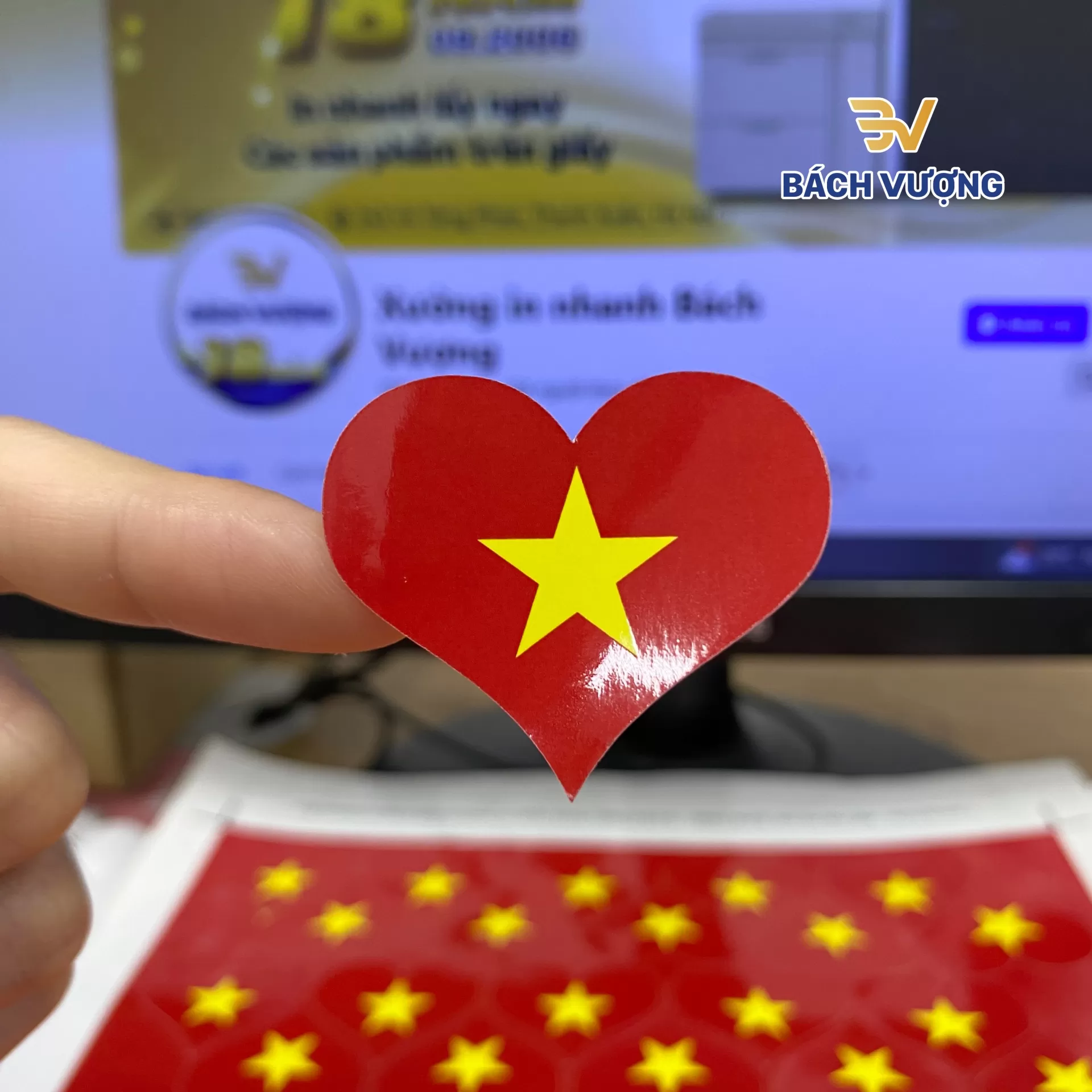 tem nhãn decal cờ Việt Nam bế hình trái tim