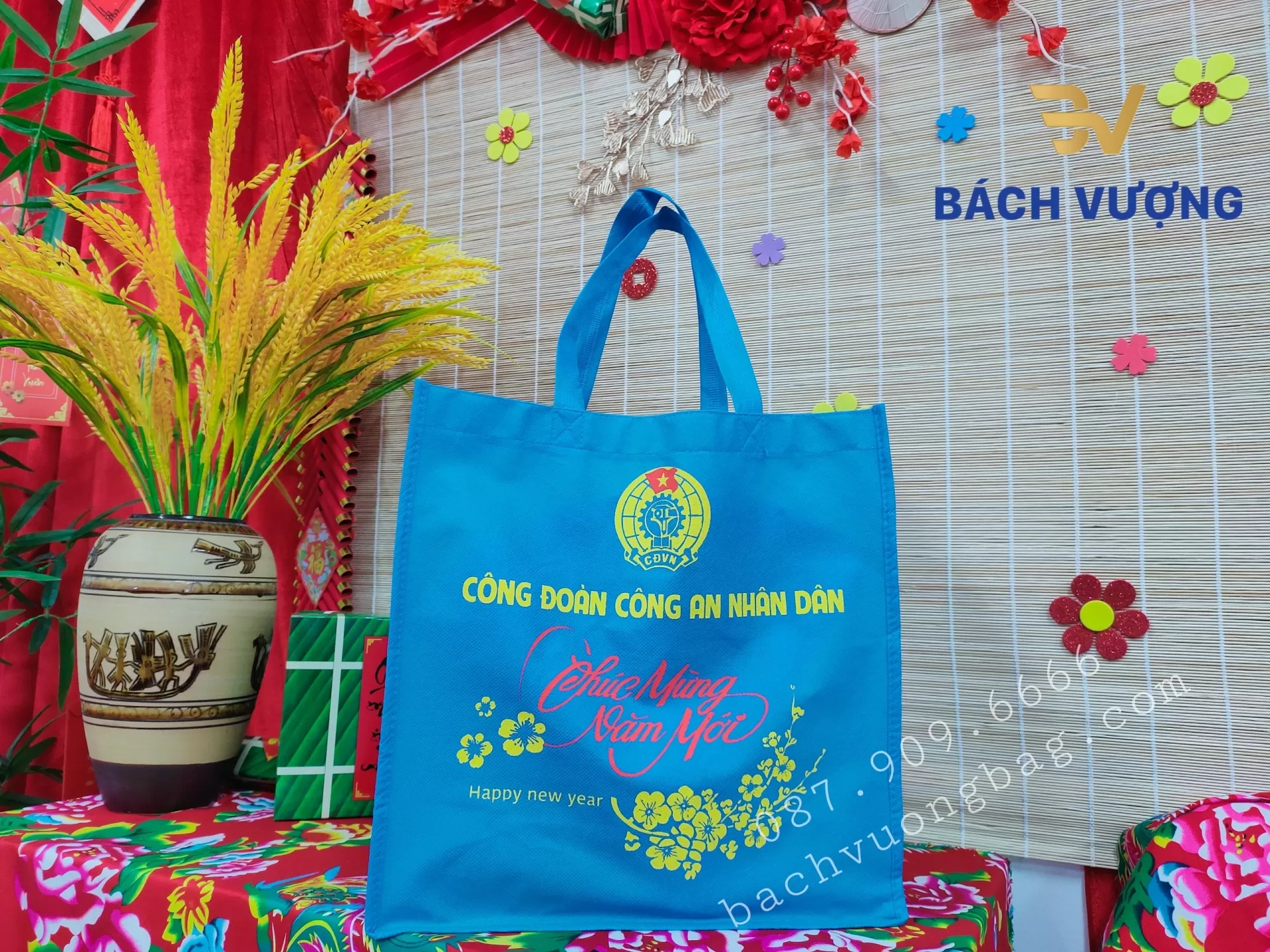 mẫu t&uacute;i vải kh&ocirc;ng dệt đựng qu&agrave; tết của c&ocirc;ng đo&agrave;n 
